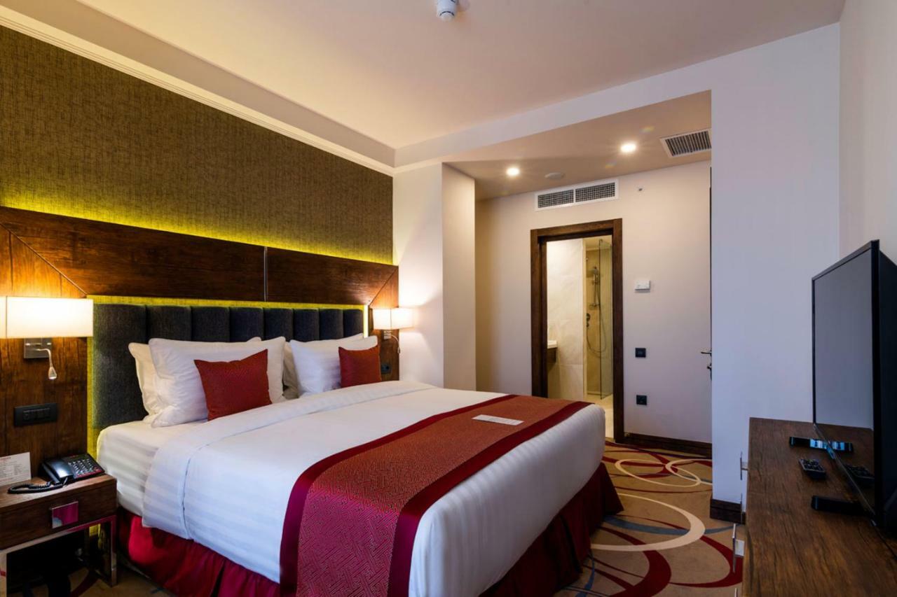Ramada Hotel & Suites By Wyndham Erivan Exterior foto